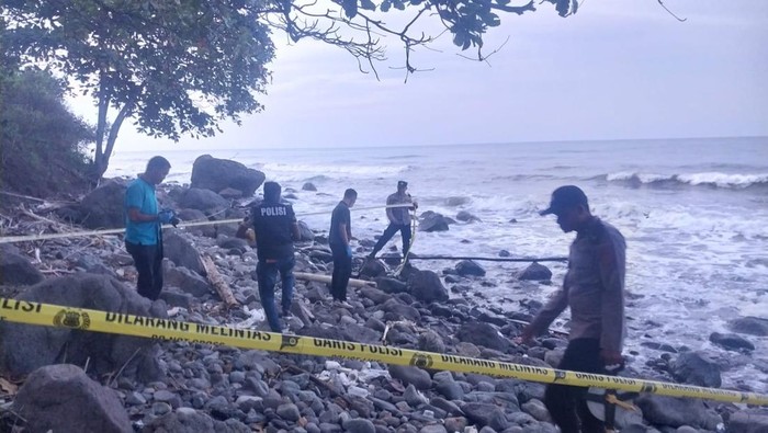 Polisi melakukan olah TKP di lokasi penemuan kerangka manusia di Pidie. (Dok Polres Pidie)