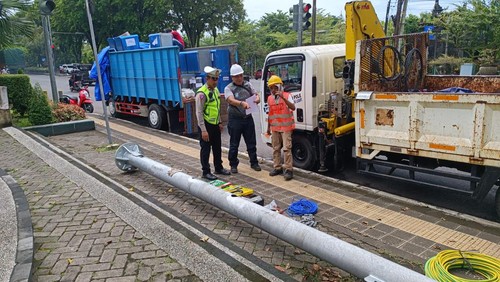 Polisi mulai memasang tiang kamera monitoring dan ETLE untuk memberlakukan sistem tilang otomatis di Jembrana.