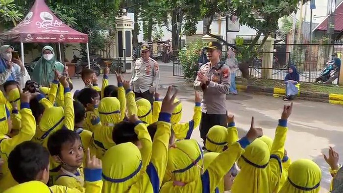 Polsek Jagakarsa edukasi anak-anak cara cegah penculikan.