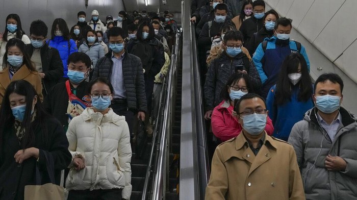 Populasi China Menyusut untuk Pertama Kalinya dalam 60 Tahun Commuters rush to catch their trains at a subway station during the morning rush hour in Beijing on Monday, Nov. 14, 2022. The world's population is projected to hit an estimated 8 billion people on Tuesday, Nov. 15, according to a United Nations projection. (AP Photo/Andy Wong)