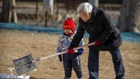 Kemudian untuk angka kematian, China melaporkan 7,37 kematian per 1.000 orang untuk tahun 2022 -- tercatat sebagai angka kematian tertinggi sejak tahun 1976. Angka kematian itu juga meningkat jika dibandingkan tahun 2021 dengan 7,18 kematian per 1.000 orang. AP/Mark Schiefelbein  