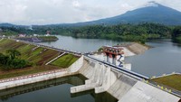 Selain itu, bendungan ini berfungsi untuk penyediaan air baku, potensi pengembangan energi listrik, serta menjadi destinasi wisata.