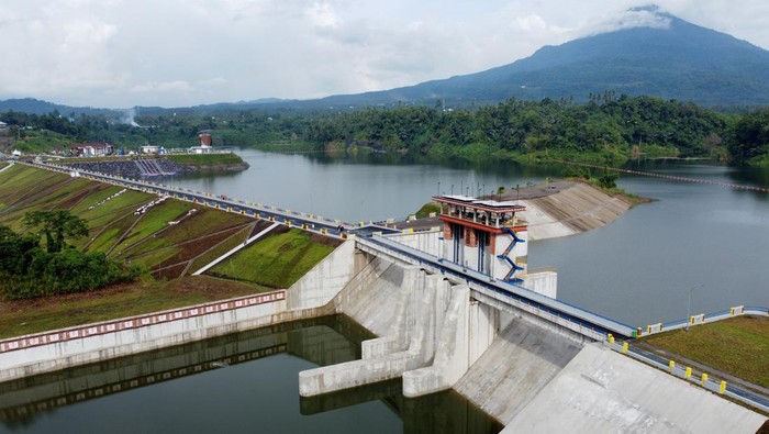 Foto udara bendungan Kuwil Kawangkoan di Minahasa Utara, Sulawesi Utara, Rabu (18/01/2023).  Bendungan Kuwil menampung 23 juta meter kubik air tawar yang mengalir dari anak sungai Danau Tondano, serta berfungsi untuk penyediaan air baku, potensi pengembangan energi listrik, serta menjadi destinasi wisata. ANTARA FOTO/Adwit B Pramono/foc.