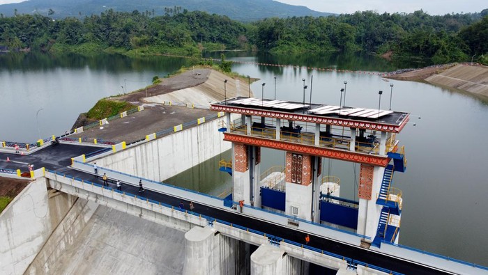Potret Bendungan Kuwil Kawangkoan yang Siap Diresmikan Jokowi Foto udara bendungan Kuwil Kawangkoan di Minahasa Utara, Sulawesi Utara, Rabu (18/01/2023). Bendungan Kuwil menampung 23 juta meter kubik air tawar yang mengalir dari anak sungai Danau Tondano, serta berfungsi untuk penyediaan air baku, potensi pengembangan energi listrik, serta menjadi destinasi wisata. ANTARA FOTO/Adwit B Pramono/foc.