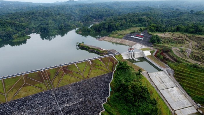 Potret Bendungan Kuwil Kawangkoan yang Siap Diresmikan Jokowi Foto udara bendungan Kuwil Kawangkoan di Minahasa Utara, Sulawesi Utara, Rabu (18/01/2023). Bendungan Kuwil menampung 23 juta meter kubik air tawar yang mengalir dari anak sungai Danau Tondano, serta berfungsi untuk penyediaan air baku, potensi pengembangan energi listrik, serta menjadi destinasi wisata. ANTARA FOTO/Adwit B Pramono/foc.