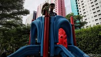 Di taman ini tersedia sejumlah fasilitas yang bisa dinikmati oleh warga Jakarta.