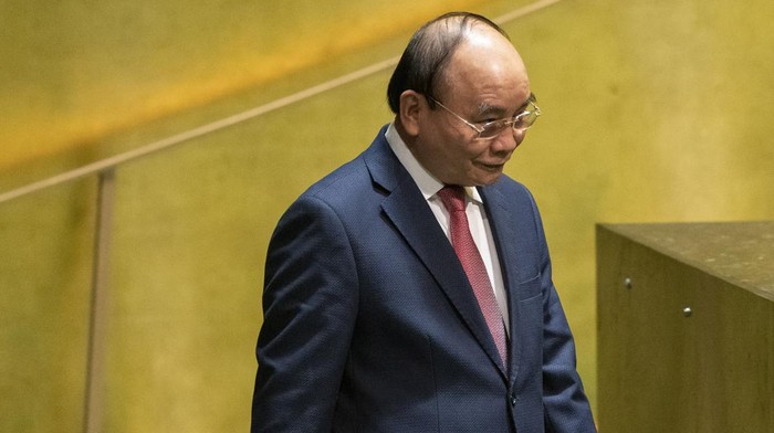 Potret Presiden Vietnam yang Mundur Imbas Skandal Korupsi NEW YORK, NEW YORK - SEPTEMBER 22: Vietnam's President Nguyen Xuan Phuc arrives to address the 76th Session of the U.N. General Assembly on September 22, 2021 in New York City. More than 100 heads of state or government are attending the session in person, although the size of delegations are smaller due to the Covid-19 pandemic. (Photo by Eduardo Munoz - Pool/Getty Images)