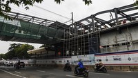 Pekerja menyelesaikan konstruksi jembatan penyeberangan dari Halte TransJakarta Juanda menuju Stasiun Juanda, Selasa (17/1/2023).