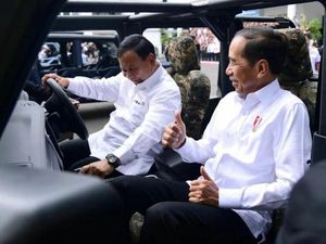 Senyum dan Jempol Jokowi di Samping Prabowo