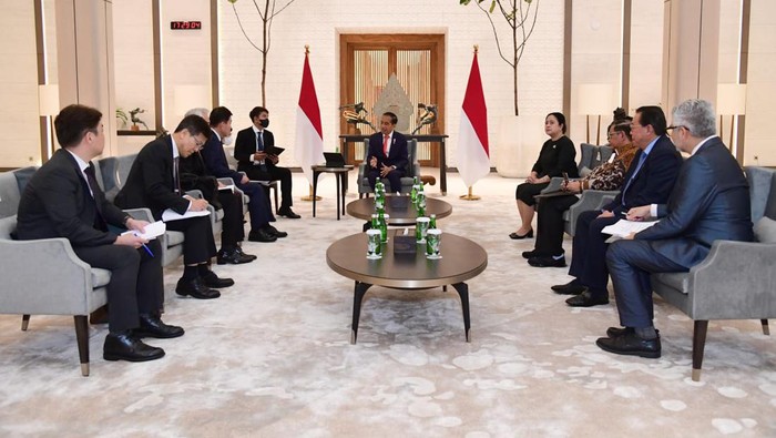 Presiden Joko Widodo didampingi Ketua DPR Puan Maharani melakukan pertemuan dengan Ketua Majelis Nasional Korea Selatan (Korsel), Kim Jin-pyo