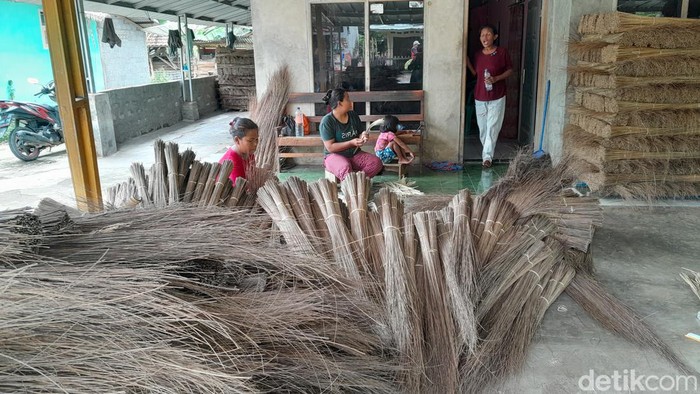Produk sapu lidi dari Pangandaran berhasil menembus pasar Pakistan.