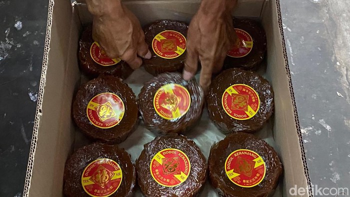 Proses pembuatan Dodol Keranjang Tek Kie di Jl Pajagalan, Astanaanyar, Kota Bandung pada Rabu (18/1/2023)