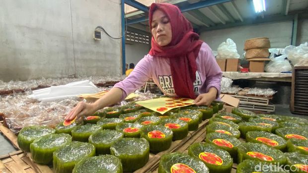 Proses pembuatan Dodol Keranjang Tek Kie di Jl Pajagalan, Astanaanyar, Kota Bandung pada Rabu (18/1/2023)
