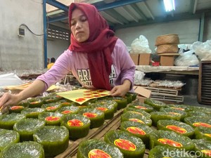 Jelang Imlek, Produsen Kue Keranjang di Bandung Kebanjiran Pesanan