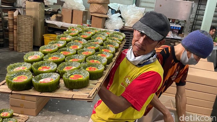 Proses pembuatan Dodol Keranjang Tek Kie di Jl Pajagalan, Astanaanyar, Kota Bandung pada Rabu (18/1/2023)