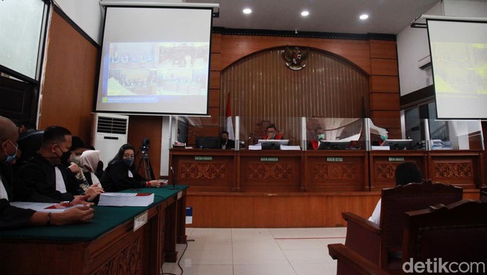 Istri mantan Kadiv Propam Polri Ferdy Sambo, Putri Candrawathi, dituntut 8 tahun penjara dalam sidang di Pengadilan Negeri Jakarta Selatan, Rabu (18/1/2023). Putri diyakini jaksa bersama-sama dengan Ferdy Sambo dkk melakukan pembunuhan berencana Brigadir N Yosua Hutabarat.