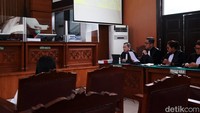 Putri diyakini jaksa melanggar Pasal 340 KUHP juncto Pasal 55 ayat 1 ke-1 KUHP. Jaksa menilai tidak ada alasan pemaaf dan pembenar atas perbuatan Putri.
