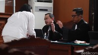 Hal memberatkan Putri ialah perbuatannya mengakibatkan hilangnya nyawa Yosua hingga tidak menyesali perbuatannya. Hal meringankan adalah Putri sopan dan belum pernah dihukum.