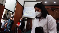 Putri meninggalkan ruang sidang usai pembacaan tuntutan oleh jaksa. Sebelum jaksa sudah lebih dulu membacakan tuntutan terhadap tiga terdakwa lain, yakni Bripka Ricky Rizal dituntut 8 tahun penjara, Kuat Maruf dituntut 8 tahun penjara, dan Ferdy Sambo dituntut penjara seumur hidup.