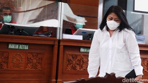 Istri mantan Kadiv Propam Polri Ferdy Sambo, Putri Candrawathi, dituntut 8 tahun penjara dalam sidang di Pengadilan Negeri Jakarta Selatan, Rabu (18/1/2023). Putri diyakini jaksa bersama-sama dengan Ferdy Sambo dkk melakukan pembunuhan berencana Brigadir N Yosua Hutabarat.