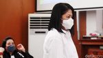 Putri Candrawathi Serba Putih di Sidang Tuntutan