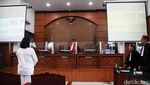 Putri Candrawathi Serba Putih di Sidang Tuntutan