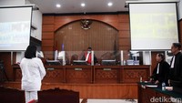 Tidak hanya masker, baju dan celana Putri yang dikenakan di sidang tuntutan juga berwarna putih.