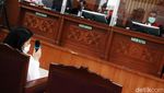 Putri Candrawathi Serba Putih di Sidang Tuntutan