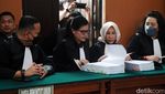 Putri Candrawathi Serba Putih di Sidang Tuntutan
