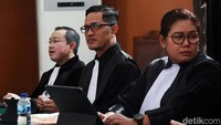 Kuasa hukum Putri Candrawathi, Febri Diansyah menyimak tuntutan yang dibacakan oleh jaksa penuntut umum. Seperti diketahui, Putri didakwa bersama-sama dengan Ferdy Sambo, Bharada Richard Eliezer, Bripka Ricky Rizal, dan Kuat Maruf melakukan pembunuhan berencana terhadap Brigadir N Yosua Hutabarat.