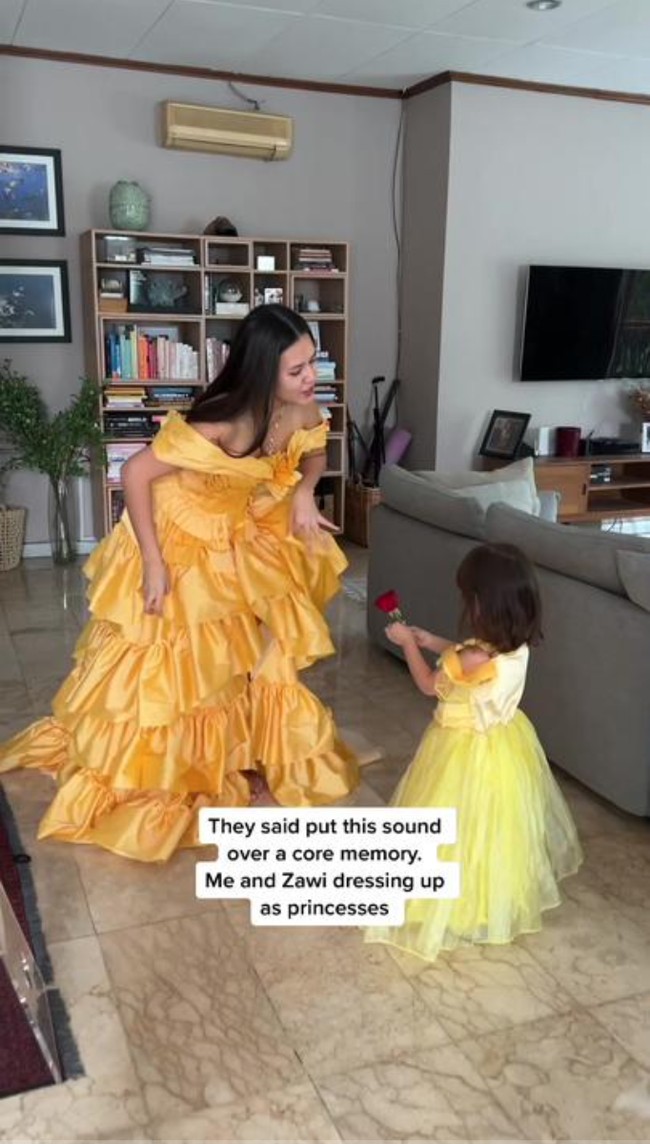 Momen saat Zalina dan Raisa kompak cosplay menjadi Princess Belle. Sama-sama mengenakan gaun berwarna kuning, gaya keduanya berhasil mencuri atensi dan bikin gemas. Foto: TikTok/@raisa6690