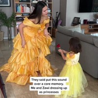 Momen saat Zalina dan Raisa kompak cosplay menjadi Princess Belle. Sama-sama mengenakan gaun berwarna kuning, gaya keduanya berhasil mencuri atensi dan bikin gemas. Foto: TikTok/@raisa6690
