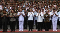 Presiden Joko Widodo (tengah) berfoto bersama Menhan Prabowo Subianto (keempat kanan), Panglima TNI Laksamana TNI Yudo Margono (keempat kiri), Kapolri Listyo Sigit Prabowo (ketiga kiri), dan peserta Rapim Kemhan 2023 di Jakarta, Rabu (18/1/2023).   