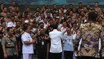 Potret Mesra Jokowi dan Prabowo Naik Mobil Maung Buatan Pindad