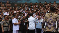 Sejumlah peserta Rapim Kemhan 2023 memberikan hormat kepada Presiden Joko Widodo (tengah) di Jakarta. Rapim Kemhan 2023 mengangkat tema Pertahanan Negara yang Kuat Mendukung dan Mengamankan Pembangunan Nasional. 