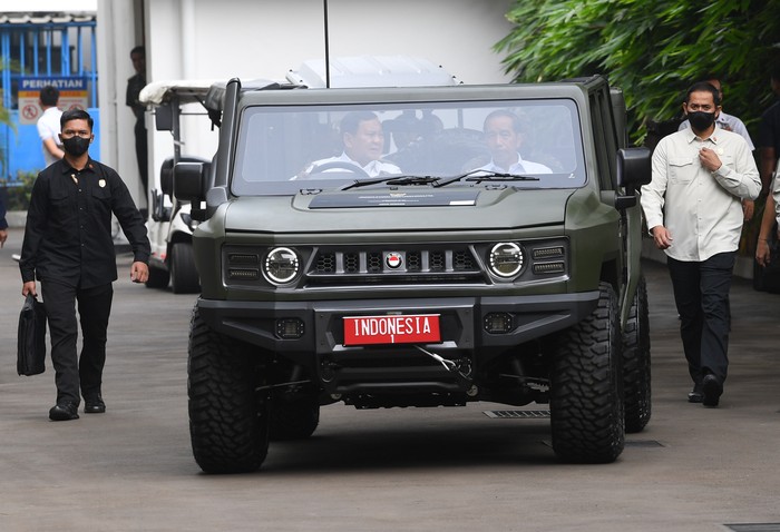 Presiden Joko Widodo (kanan) bersama Menhan Prabowo Subianto (kiri) menaiki mobil Maung buatan Pindad saat menghadiri Rapim Kemhan 2023 di Jakarta. Rapim Kemhan 2023 mengangkat tema Pertahanan Negara yang Kuat Mendukung dan Mengamankan Pembangunan Nasional.