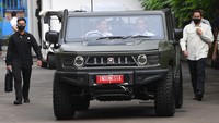 Presiden Joko Widodo bersama Menhan Prabowo Subianto terlihat mesra saat menaiki dan mencoba mobil Maung buatan Pindad, Rabu (18/1/2023).