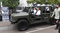 Presiden Joko Widodo maupun Menhan Prabowo Subianto juga terlihat memakai kemeja putih saat mencoba mobil Maung buatan Pindad.
