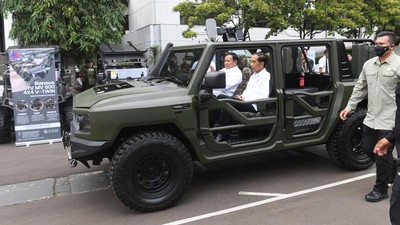 Potret Mesra Jokowi dan Prabowo Naik Mobil Maung Buatan Pindad