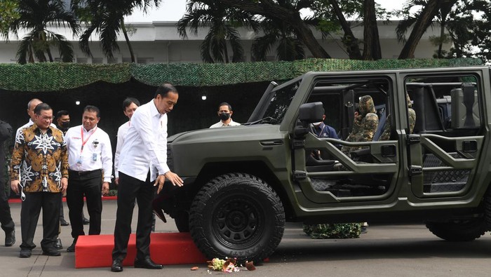 RAPIM KEMENTERIAN PERTAHANAN TAHUN 2023 Presiden Joko Widodo (kanan) bersama Menhan Prabowo Subianto (kiri) menaiki mobil Maung buatan Pindad saat menghadiri Rapim Kemhan 2023 di Jakarta. Rapim Kemhan 2023 mengangkat tema Pertahanan Negara yang Kuat Mendukung dan Mengamankan Pembangunan Nasional.