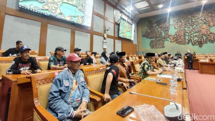 RDPU Keluarga Korban Kunjuruhan-DPRD Malang dengan Komisi X DPR