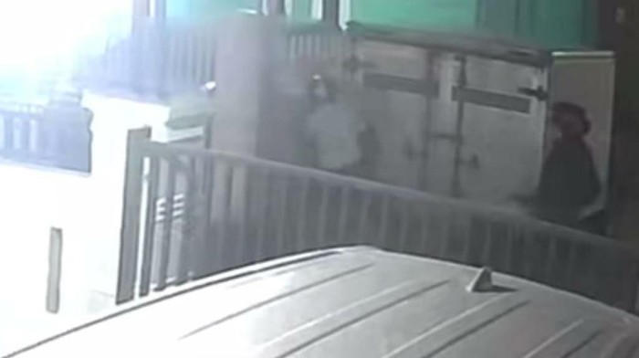 Rekaman CCTV 2 pria mencuri mobil box milik warga. (Screenshot video)