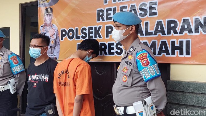 Tersangka Penganiaya Teman Perempuan di KBB Diamankan Polisi, Rabu (18/1/2023).