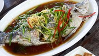 Proses pemanasan di microwave juga bisa memengaruhi tekstur makanan. Contohnya ikan dan seafood yang akan terlalu matang dan kering usai dimasukkan ke microwave. Foto: iStock