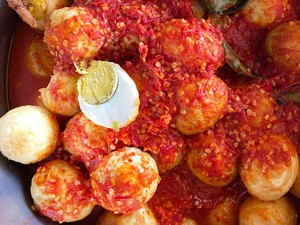 Resep Telur Balado Rumah Makan Padang yang Pedas Gurihnya Nampol