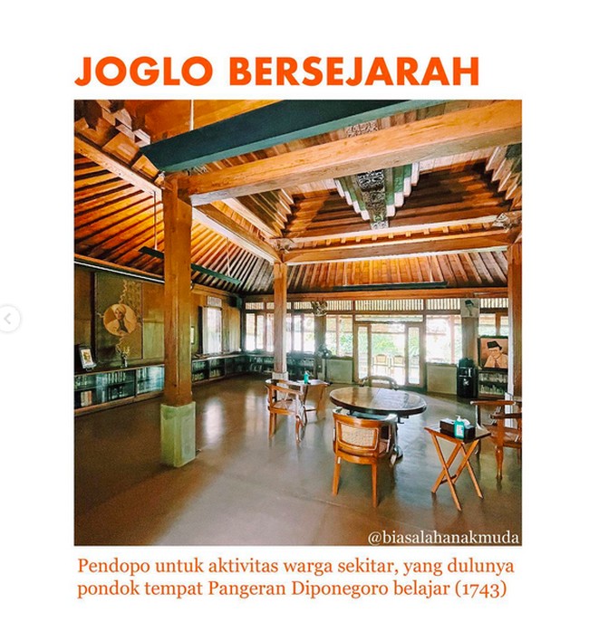 Rumah Anies Baswedan menyatu dengan sebuah bangunan bergaya joglo. Rumah joglo tersebut juga bisa dipakai untuk warga beraktivitas. Menariknya, joglo tersebut didirikan dari rakitan kayu-kayu bekas dari sebuah pesantren di Ponorogo, Jawa Timur. Seperti terungkap di unggahan @biasalahanakmuda, joglo yang tercatat dari tahun 1743 ini, dulunya pernah menjadi tempat Pangeran Diponegoro belajar. Setelah puing-puingnya ditemukan, kemudian dirakit di Wonosari, Yogyakarta, baru Anies memboyongnya ke sini. Foto: Instagram/@biasalahanakmuda