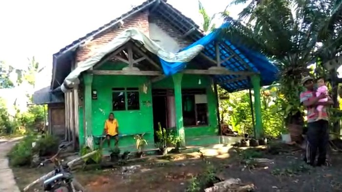 Rumah Astoko korban gempa Malang Selatan 2021 yang hingga kini belum tersentuh bantuan