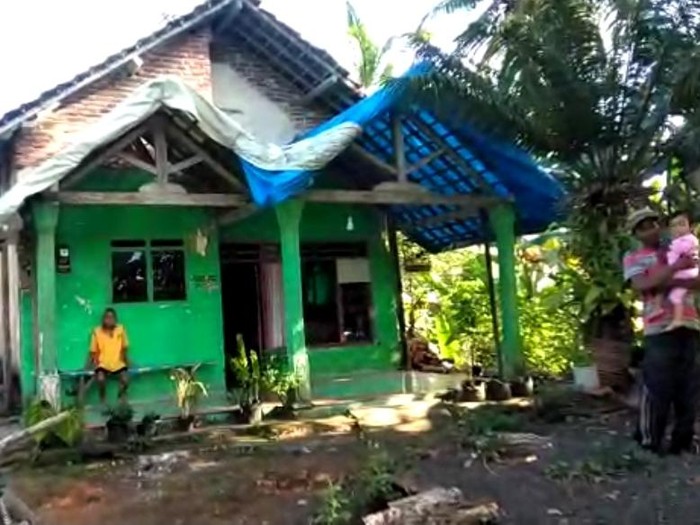 Rumah Astoko korban gempa Malang Selatan 2021 yang hingga kini belum tersentuh bantuan