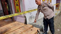 Dari lokasi kejadian petugas mengamankan sejumlah barang bukti, di antaranya pecahan kaca botol, satu helai kain bekas bakaran api dan satu buah kaca spion truk. (Istimewa)
