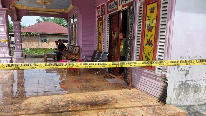Rumah kepala Desa Tanjung Gunung, Kecamatan Sei Bingai, Langkat, Sumatera Utara, Mejuah Juah Ginting (47) pasca dilempar bom molotov. (Foto: Dok Polres Langkat)